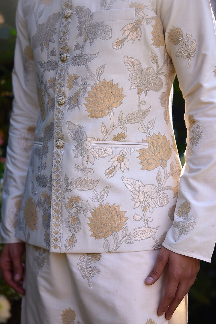 Pristine White Cotton Silk Thread Embroidered Bundi Jacket Set by Shyam Narayan Prasad Men at Pernia's Pop Up Shop