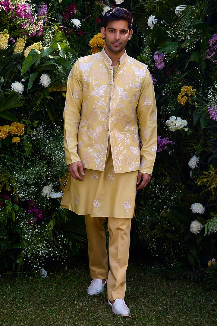 Lemon Yellow Cotton Silk Thread Embroidered Bundi Jacket Set by Shyam Narayan Prasad Men at Pernia's Pop Up Shop