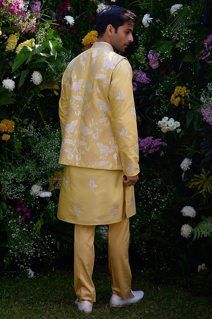 Lemon Yellow Cotton Silk Thread Embroidered Bundi Jacket Set by Shyam Narayan Prasad Men at Pernia's Pop Up Shop