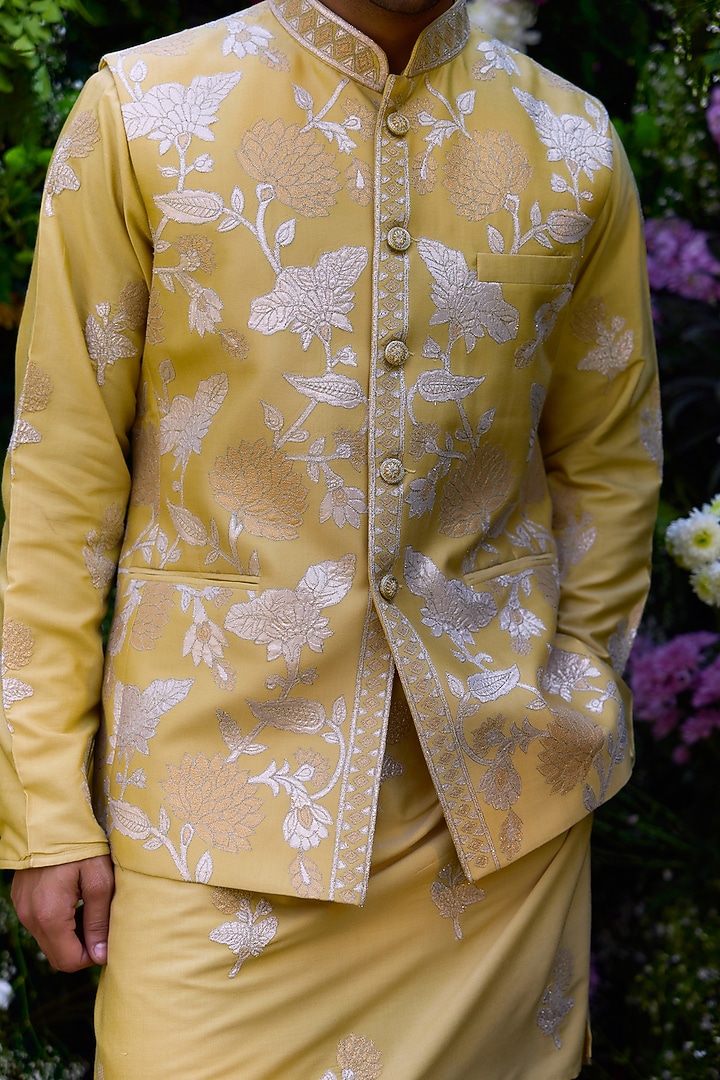 Lemon Yellow Cotton Silk Thread Embroidered Bundi Jacket Set by Shyam Narayan Prasad Men at Pernia's Pop Up Shop