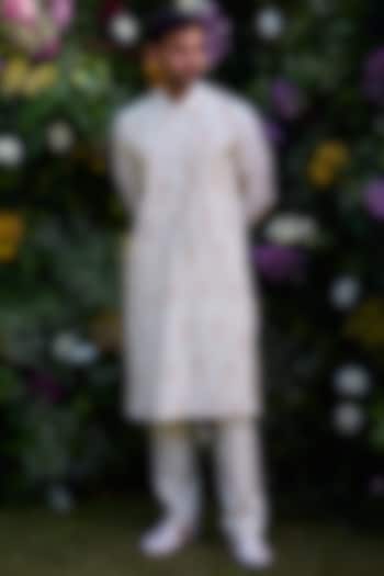 Antique White Chanderi Handblock Printed Kurta Set by Shyam Narayan Prasad Men at Pernia's Pop Up Shop