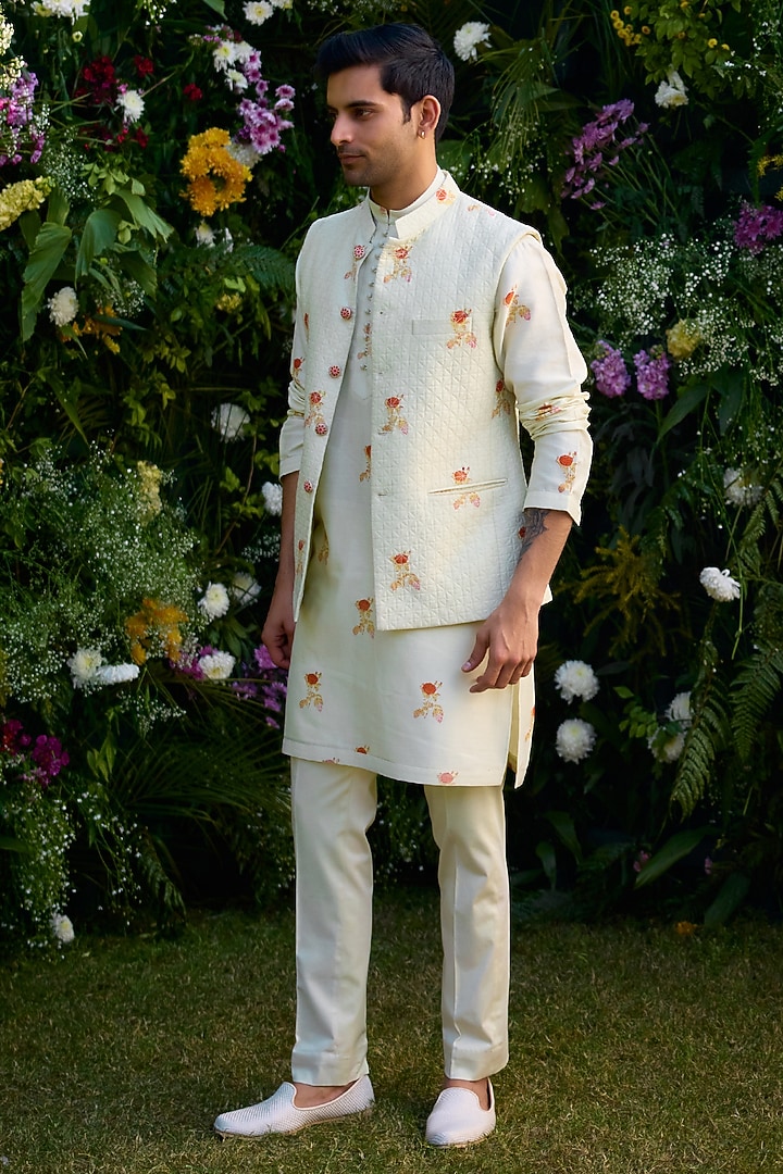 Winter White Chanderi Handblock Printed Bundi Jacket Set by Shyam Narayan Prasad Men at Pernia's Pop Up Shop