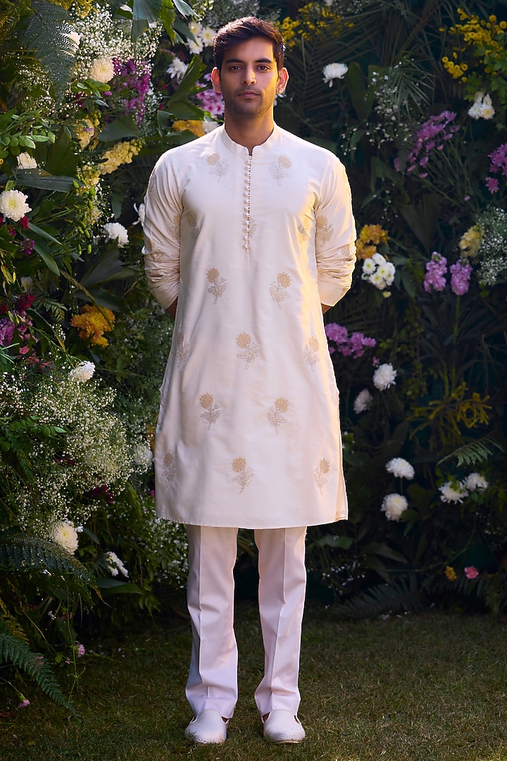 Pristine White Cotton silk Thread Embroidered Kurta Set by Shyam Narayan Prasad Men at Pernia's Pop Up Shop