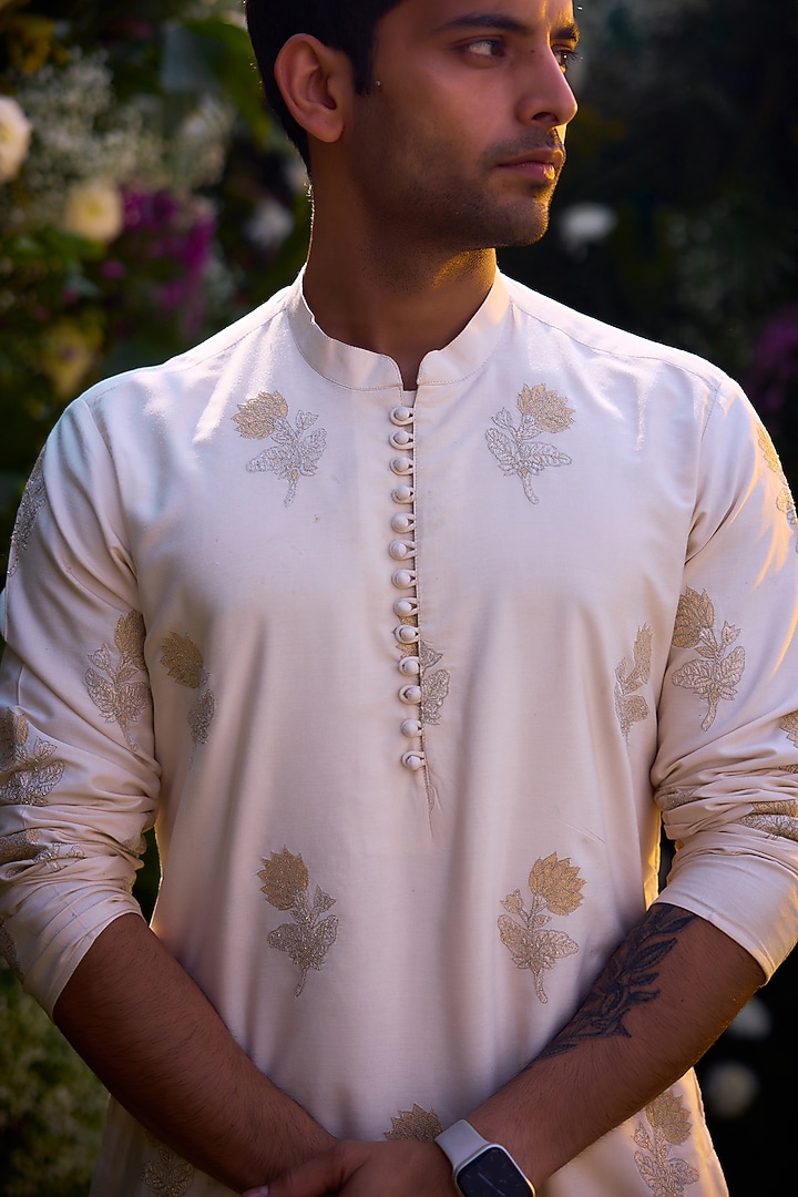 Pristine White Cotton silk Thread Embroidered Kurta Set by Shyam Narayan Prasad Men at Pernia's Pop Up Shop