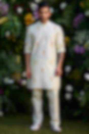 Winter White Chanderi Handblock Printed Kurta Set by Shyam Narayan Prasad Men at Pernia's Pop Up Shop