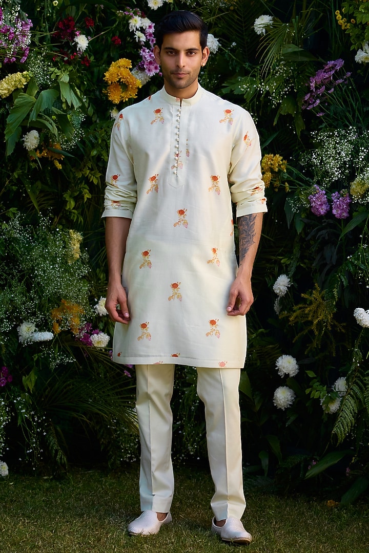 Winter White Chanderi Handblock Printed Kurta Set by Shyam Narayan Prasad Men at Pernia's Pop Up Shop