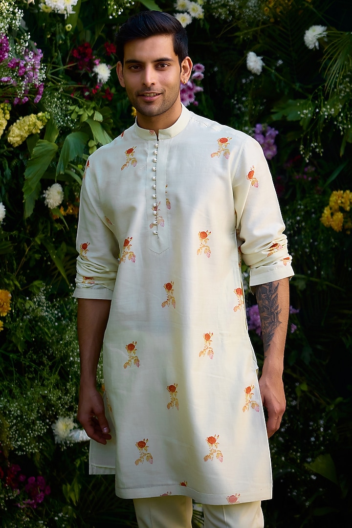 Winter White Chanderi Handblock Printed Kurta Set by Shyam Narayan Prasad Men at Pernia's Pop Up Shop