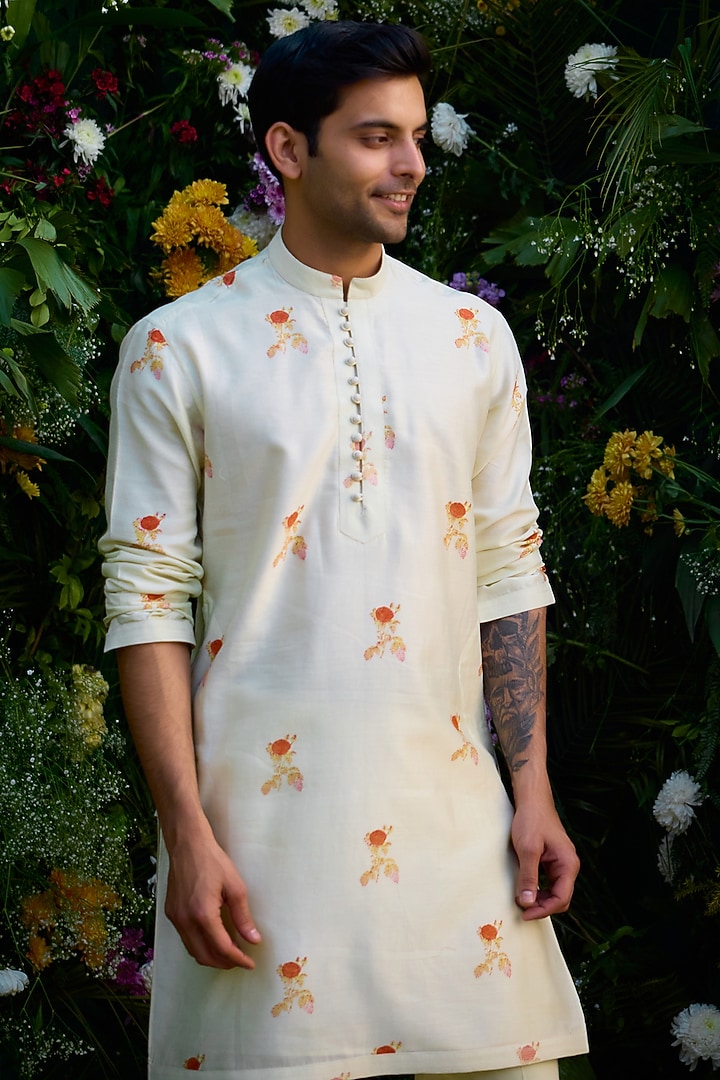 Winter White Chanderi Handblock Printed Kurta Set by Shyam Narayan Prasad Men at Pernia's Pop Up Shop