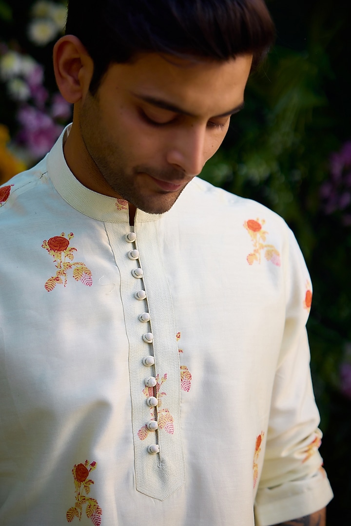 Winter White Chanderi Handblock Printed Kurta Set by Shyam Narayan Prasad Men at Pernia's Pop Up Shop