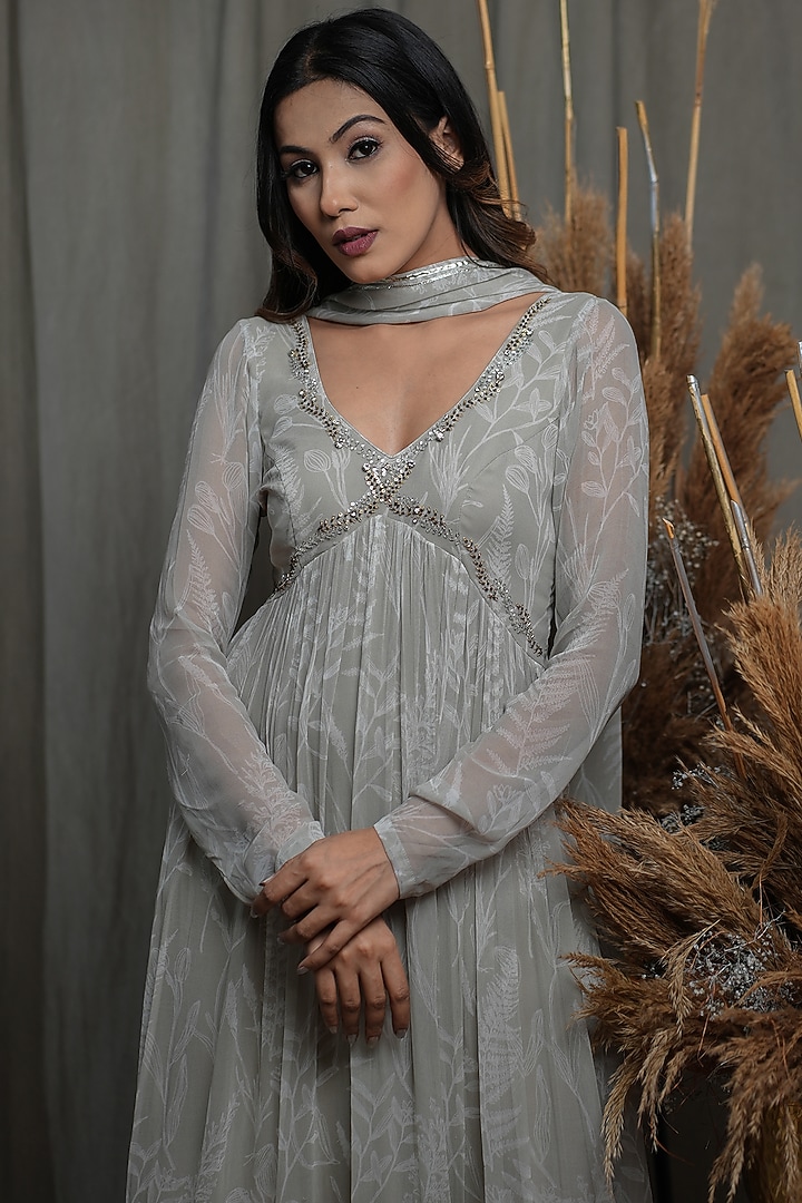 Beige Georgette Hand Embroidered Kurta Set by Saniya Rao at Pernia's Pop Up Shop