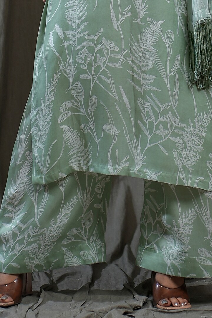 Green Modal Satin Printed & Embellished Kurta Set by Saniya Rao at Pernia's Pop Up Shop