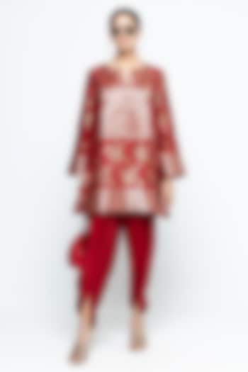 Red Jaal Silk Floral Brocade Kurta Set by Sobariko at Pernia's Pop Up Shop