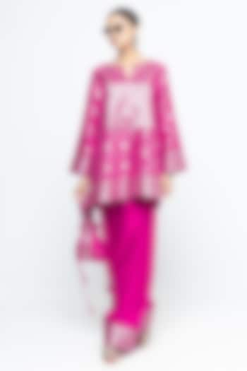 Pink Jaal Silk Brocade Kurta Set by Sobariko at Pernia's Pop Up Shop