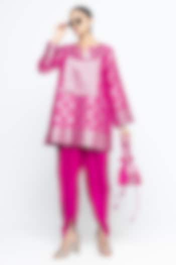 Pink Jaal Silk Brocade Kurta Set by Sobariko at Pernia's Pop Up Shop