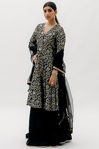 Black Embroidered Kurta Set by Sobariko
