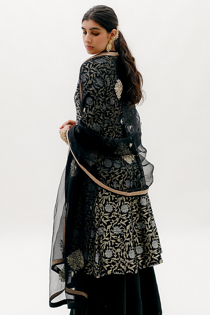 Black Embroidered Kurta Set by Sobariko at Pernia's Pop Up Shop
