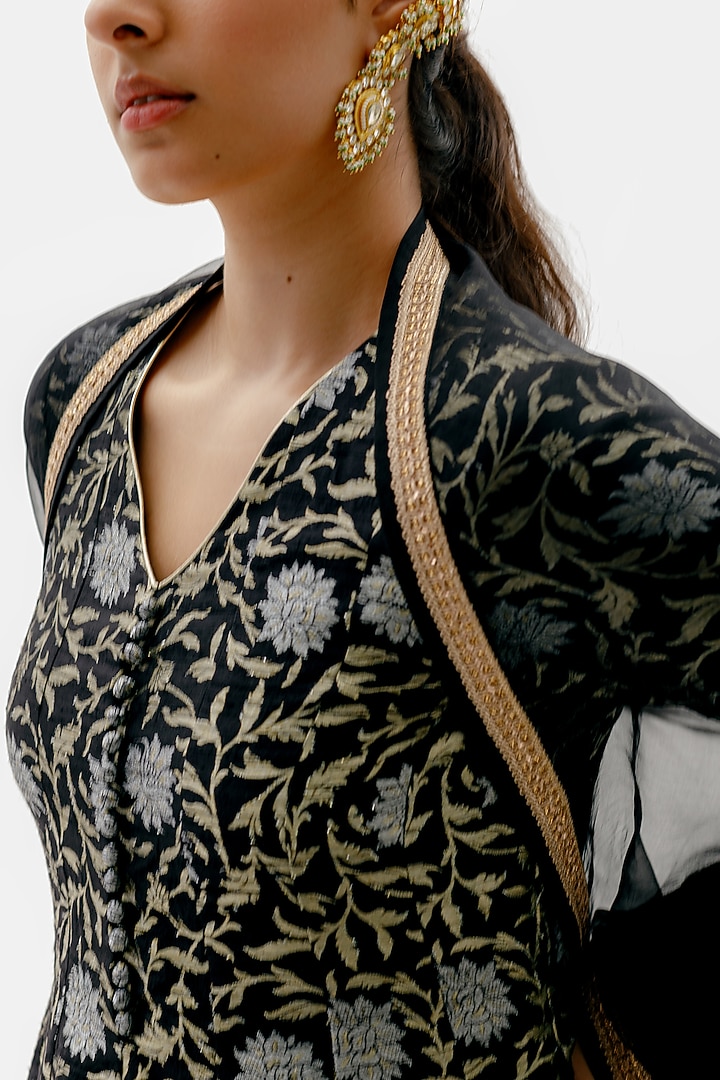 Black Embroidered Kurta Set by Sobariko at Pernia's Pop Up Shop