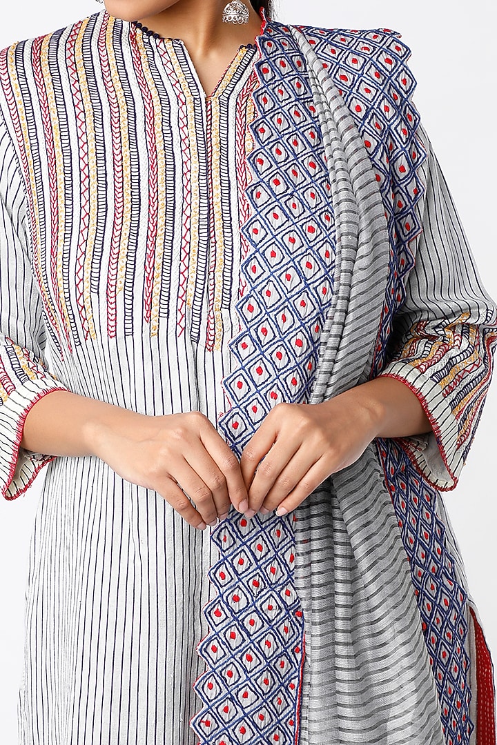 Grey Hand Embroidered Kurta Set by Soumodeep Dutta at Pernia's Pop Up Shop