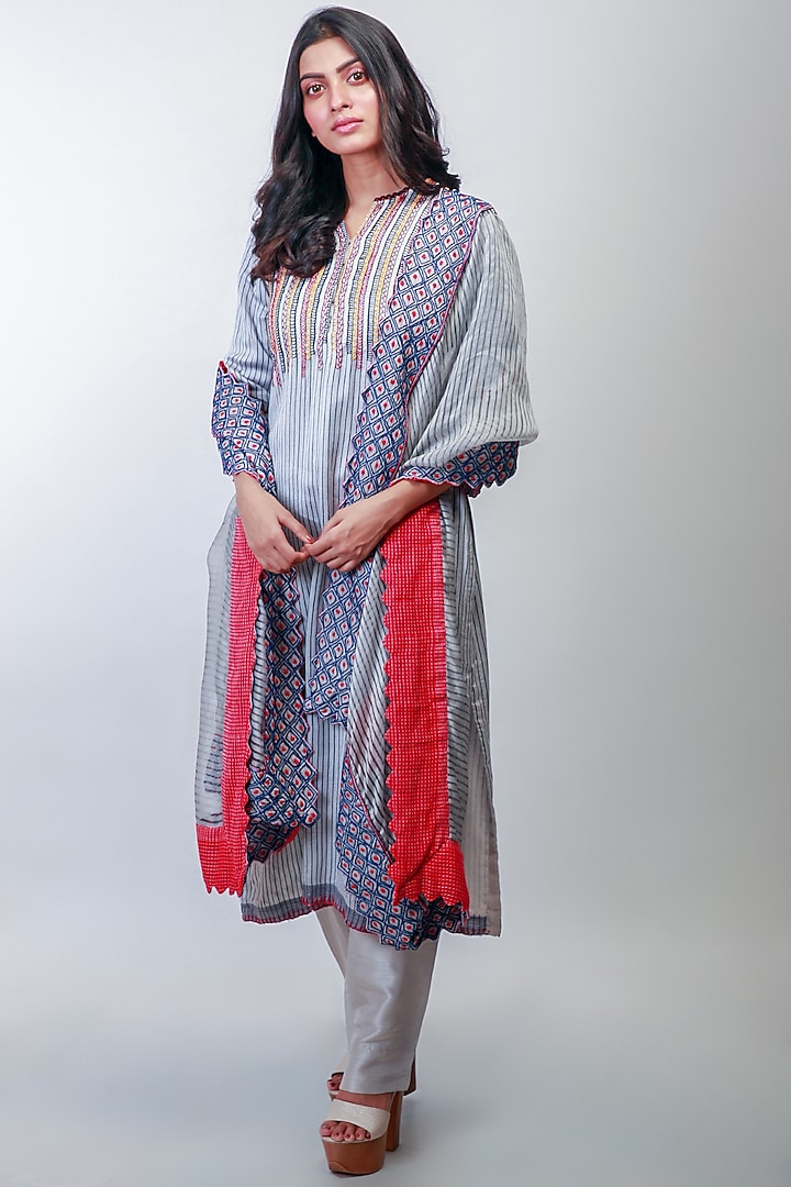 Grey Hand Embroidered Kurta Set by Soumodeep Dutta at Pernia's Pop Up Shop