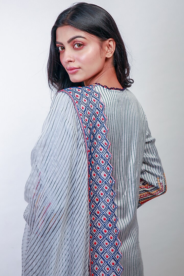 Grey Hand Embroidered Kurta Set by Soumodeep Dutta at Pernia's Pop Up Shop