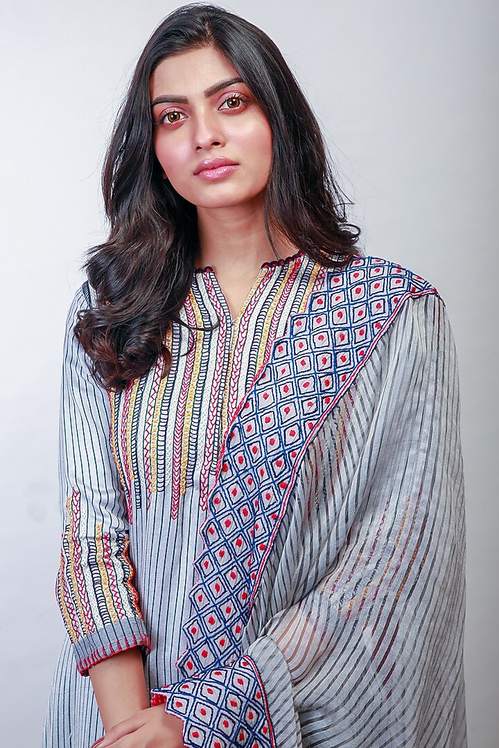 Grey Hand Embroidered Kurta Set by Soumodeep Dutta at Pernia's Pop Up Shop