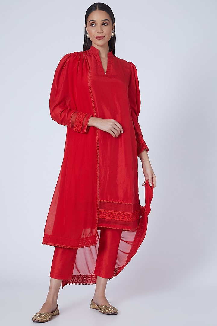Red Silk Kurta Set With Lace Work by Sonali Gupta