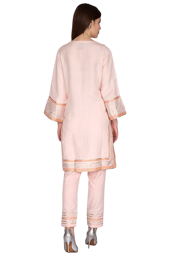 Peach Embroidered Kurta With Pants by Sonali Gupta at Pernia's Pop Up Shop