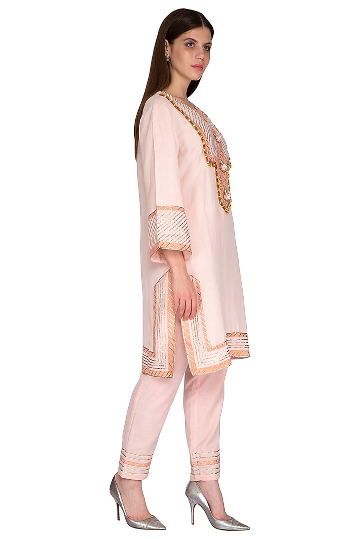 Peach Embroidered Kurta With Pants by Sonali Gupta at Pernia's Pop Up Shop