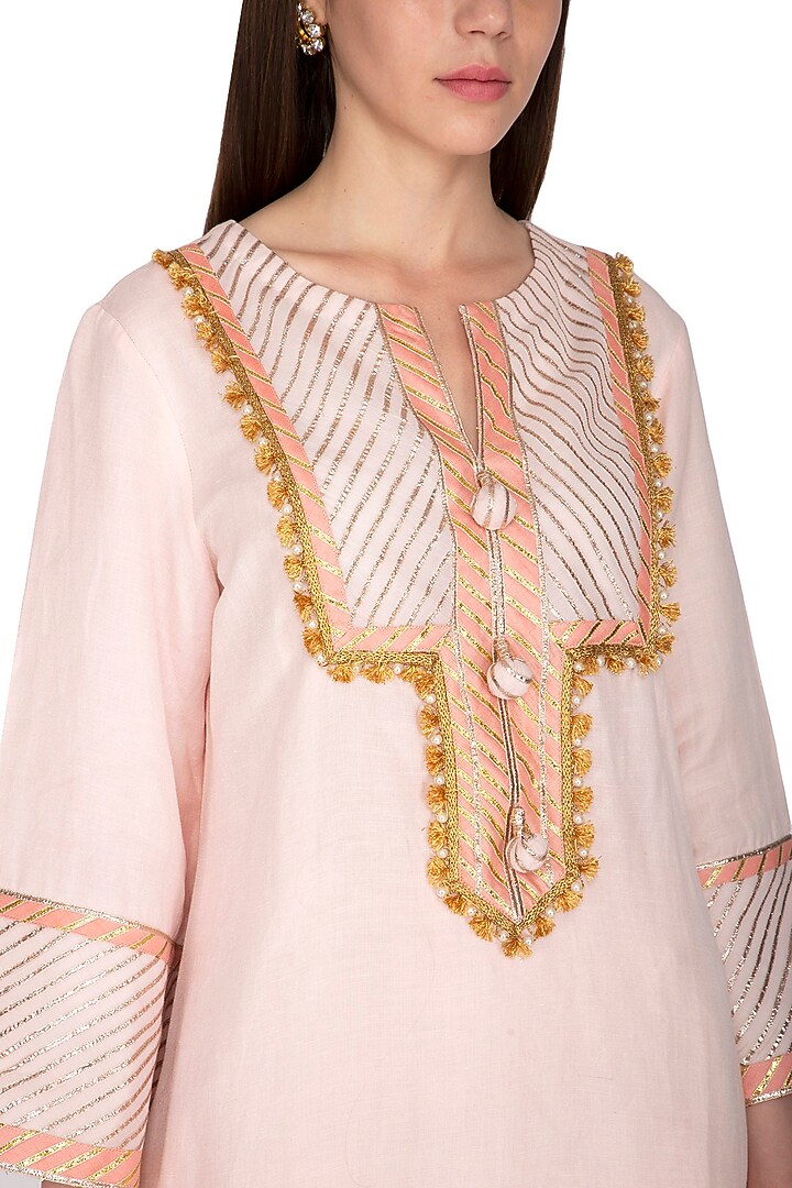 Peach Embroidered Kurta With Pants by Sonali Gupta at Pernia's Pop Up Shop