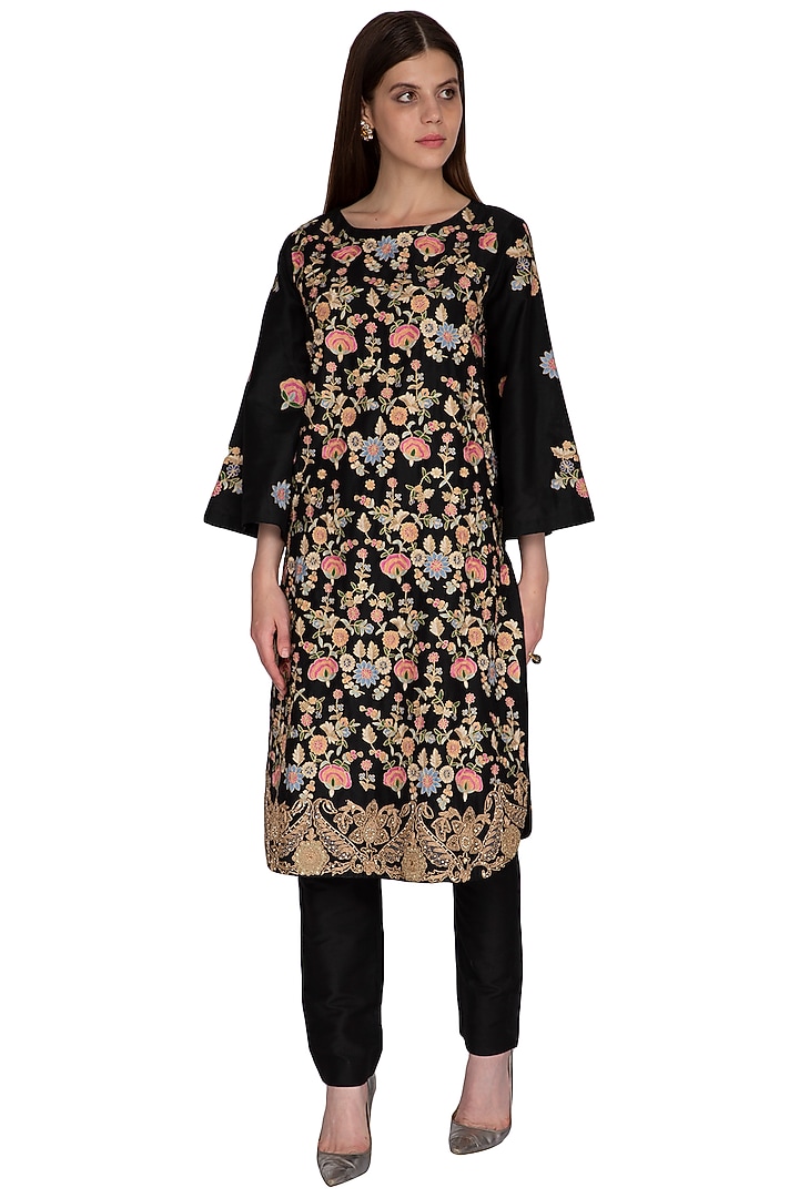 Black Embroidered Kurta With Pants by Sonali Gupta at Pernia's Pop Up Shop