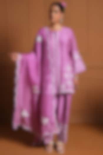 Pink Silk Floral Embroidered Kurta Set by Sonia Khatri at Pernia's Pop Up Shop