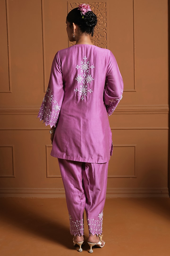 Pink Silk Floral Embroidered Kurta Set by Sonia Khatri at Pernia's Pop Up Shop