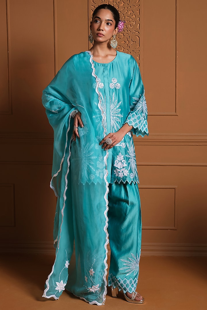 Teal Silk Floral Thread Work Kurta Set by Sonia Khatri at Pernia's Pop Up Shop