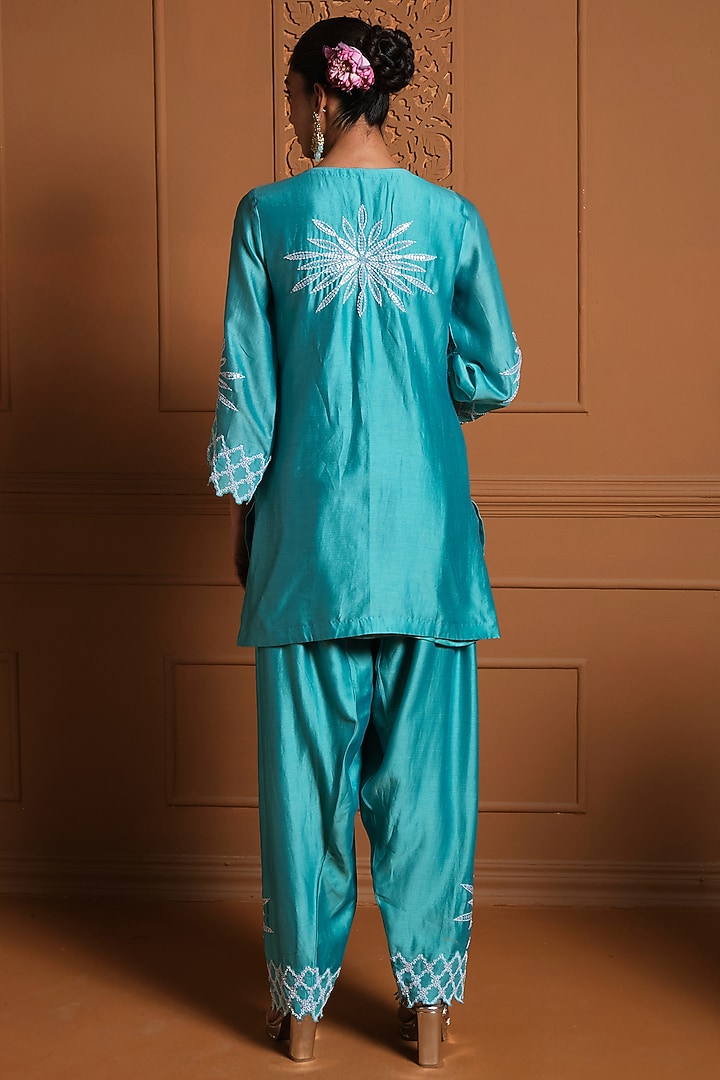 Teal Silk Floral Thread Work Kurta Set by Sonia Khatri at Pernia's Pop Up Shop