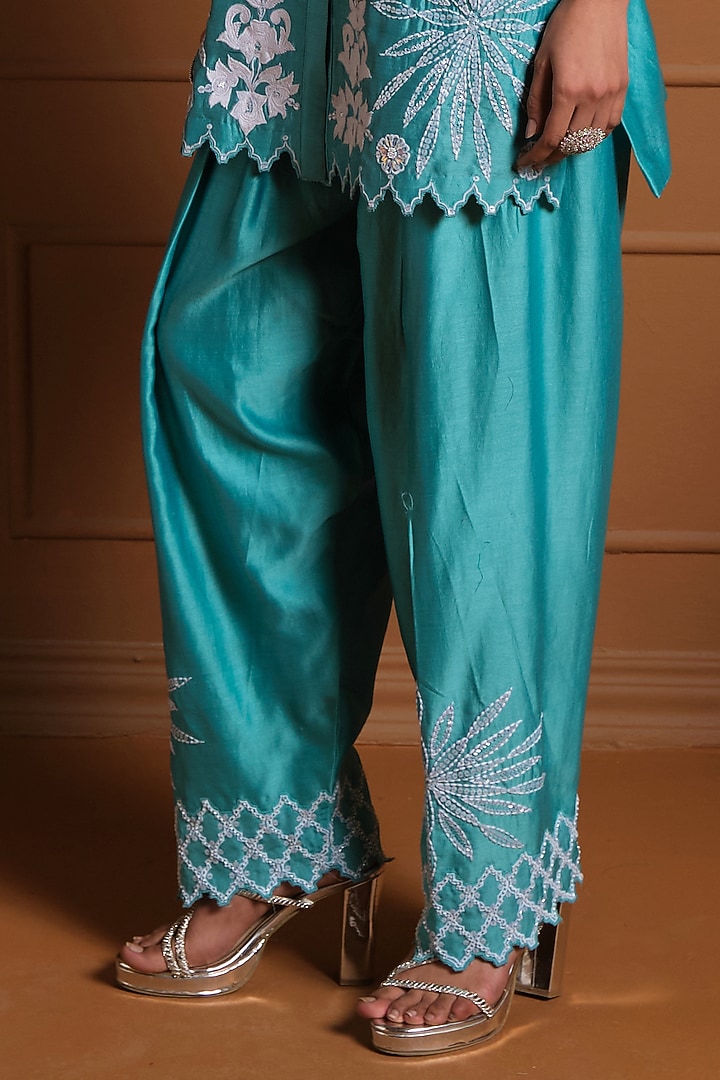 Teal Silk Floral Thread Work Kurta Set by Sonia Khatri at Pernia's Pop Up Shop
