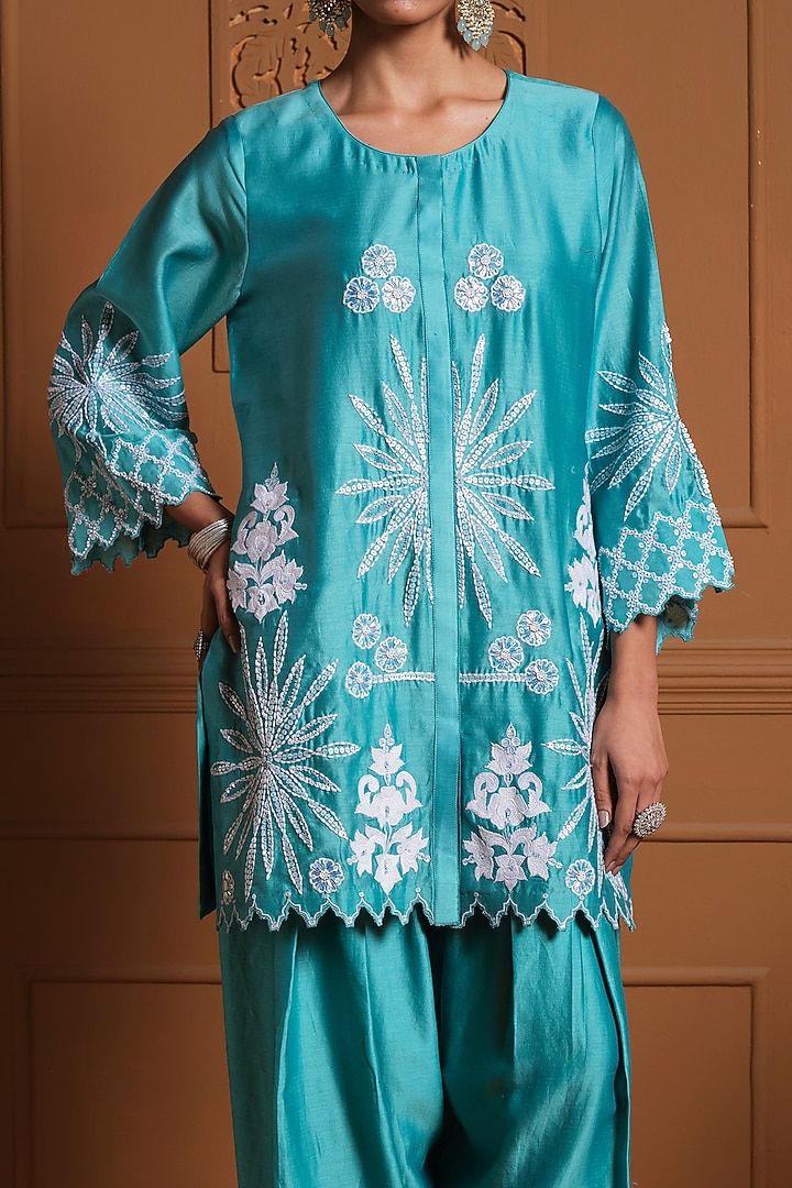 Teal Silk Floral Thread Work Kurta Set by Sonia Khatri at Pernia's Pop Up Shop