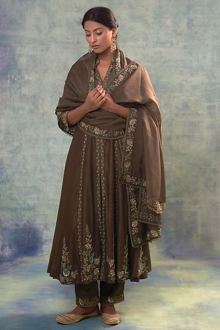 Grey Summer Silk Hand Embroidered Kurta Set by Sonia Khatri at Pernia's Pop Up Shop