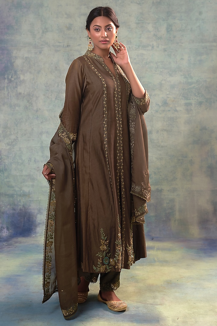 Grey Summer Silk Hand Embroidered Kurta Set by Sonia Khatri at Pernia's Pop Up Shop