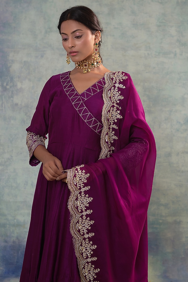 Purple Summer Silk Aari Embroidered Kurta Set by Sonia Khatri at Pernia's Pop Up Shop