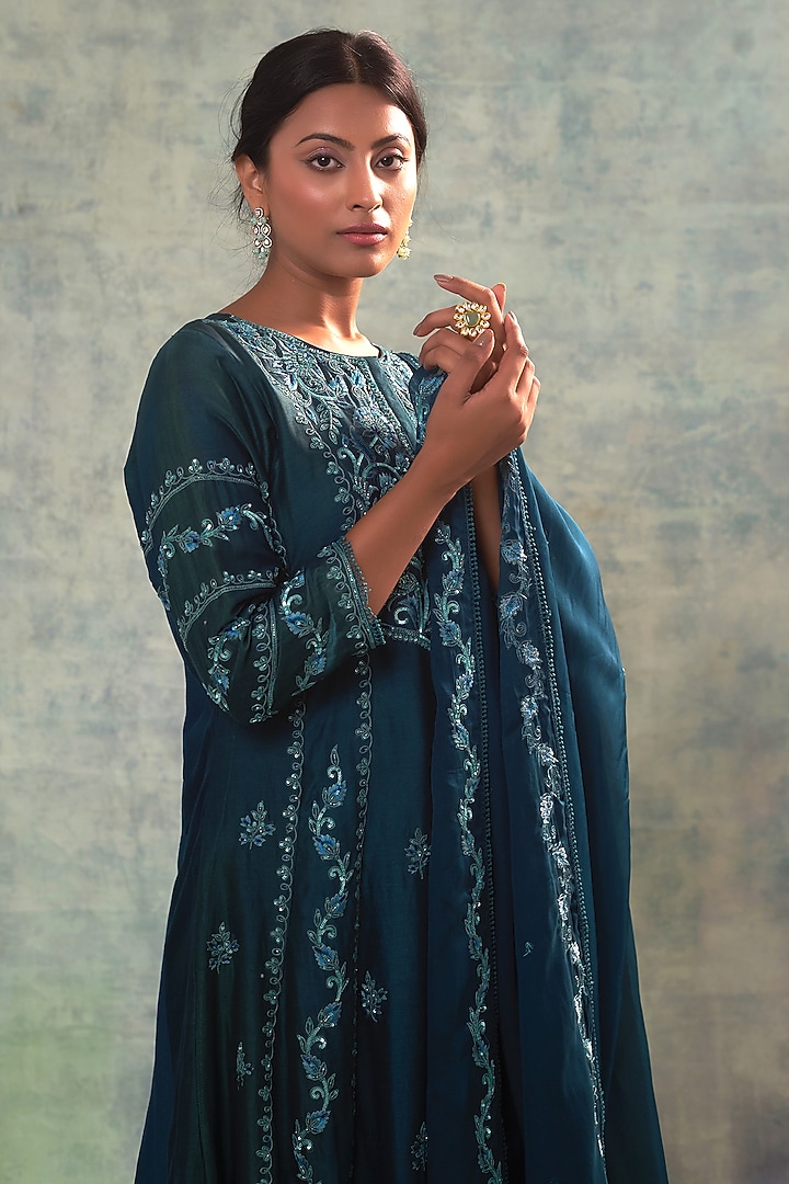 Blue Summer Silk Hand Embroidered Kurta Set by Sonia Khatri at Pernia's Pop Up Shop