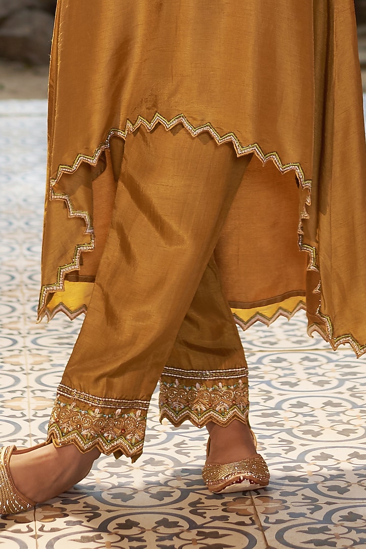 Gold Silk Resham Embroidered High-Low Kurta Set by Sonia Khatri at Pernia's Pop Up Shop