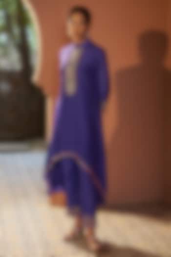 Blue Silk Resham Embroidered High-Low Kurta Set by Sonia Khatri at Pernia's Pop Up Shop