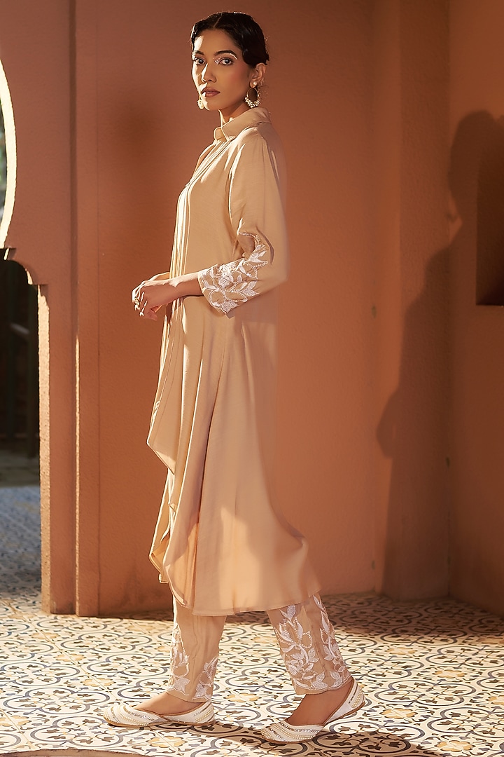 Beige Mulmul Resham Embroidered High-Low Kurta Set by Sonia Khatri at Pernia's Pop Up Shop