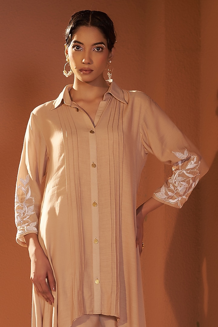 Beige Mulmul Resham Embroidered High-Low Kurta Set by Sonia Khatri at Pernia's Pop Up Shop