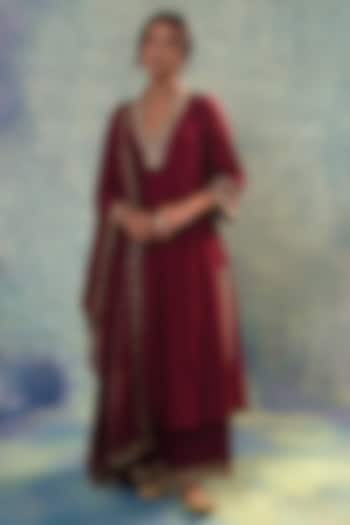 Maroon Summer Silk Zari Hand Embroidered Kurta Set by Sonia Khatri at Pernia's Pop Up Shop