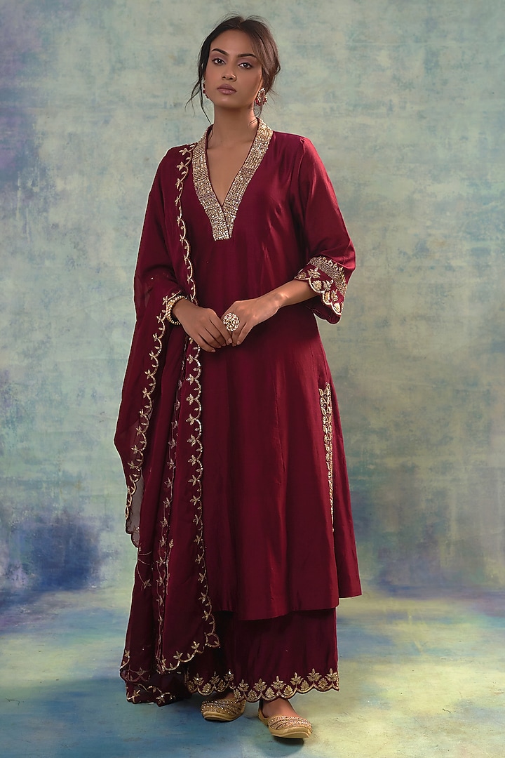 Maroon Summer Silk Zari Hand Embroidered Kurta Set by Sonia Khatri at Pernia's Pop Up Shop