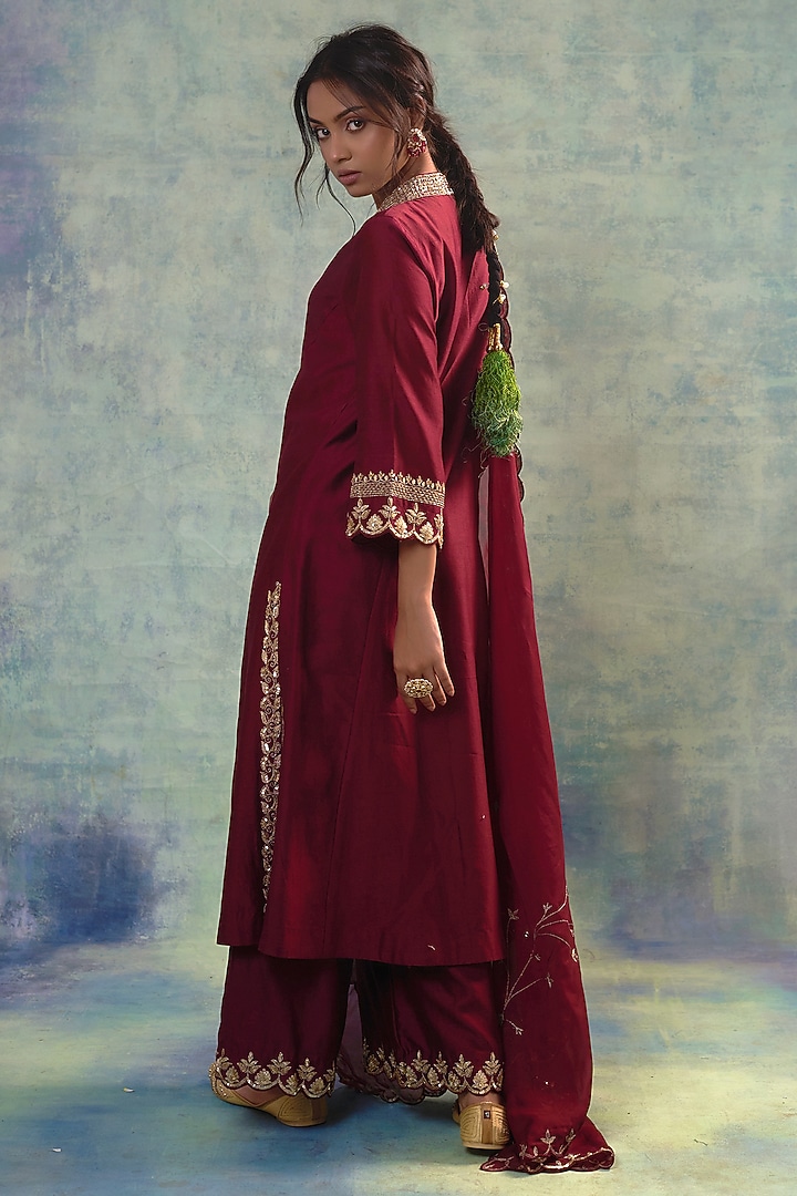 Maroon Summer Silk Zari Hand Embroidered Kurta Set by Sonia Khatri at Pernia's Pop Up Shop