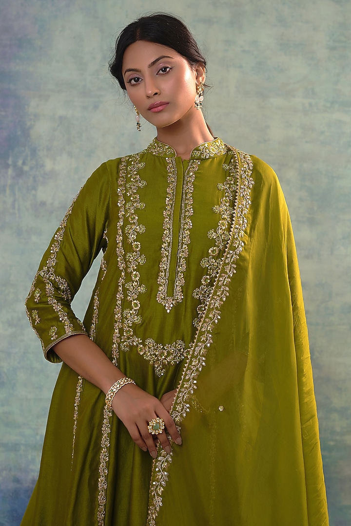 Green Summer Silk Zari Hand Embroidered Kurta Set by Sonia Khatri at Pernia's Pop Up Shop