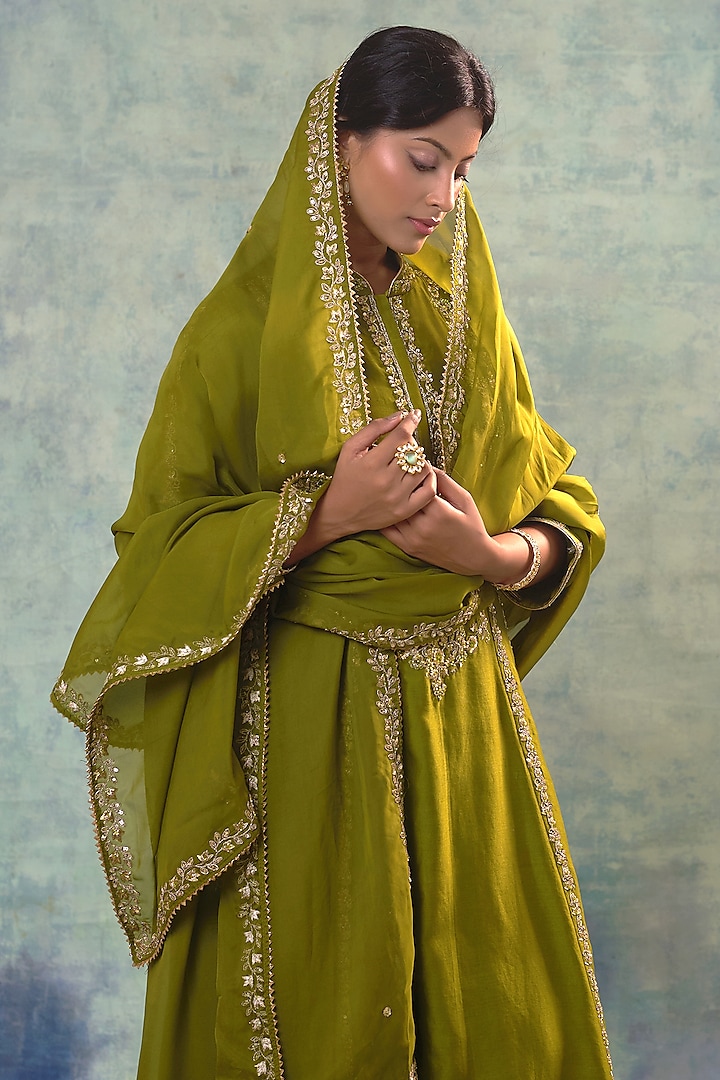 Green Summer Silk Zari Hand Embroidered Kurta Set by Sonia Khatri at Pernia's Pop Up Shop