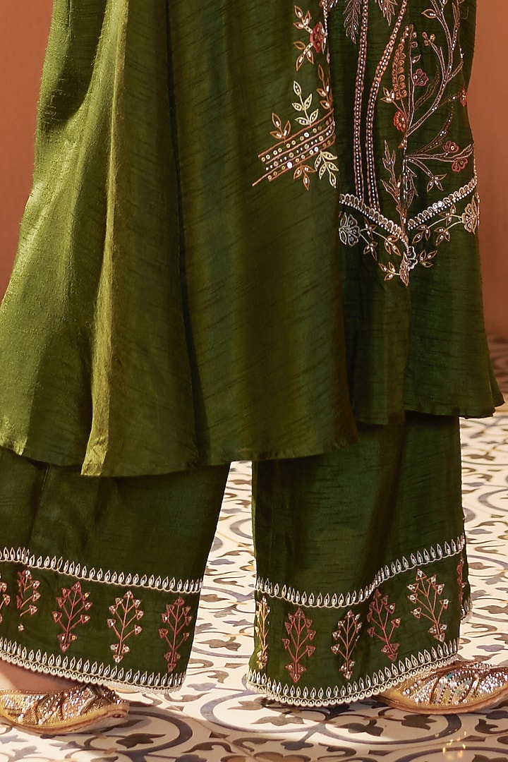 Green Silk Dori Hand Embroidered Kurta Set by Sonia Khatri at Pernia's Pop Up Shop